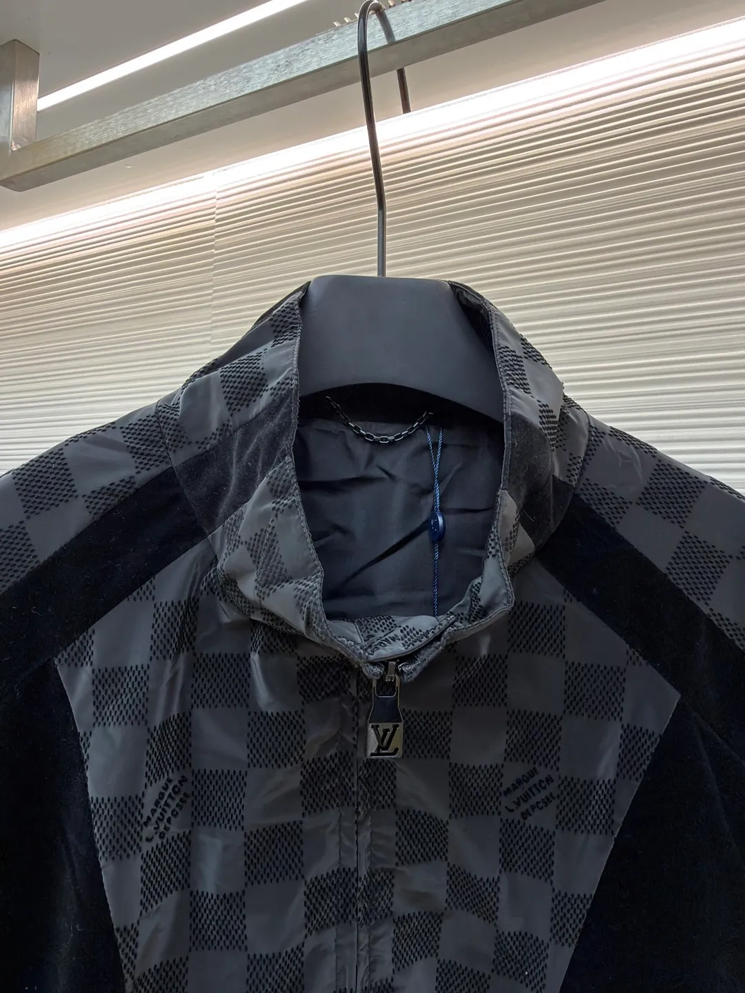 LOUIS VUITTON Checkerboard flocked jacket ●Original version: Purchased and developed by 23613 ●Item number: 1681046-B95 ●Fabric: flocked matte fabric ●Technology: jacquard production ●Version: fitted version ●Weight: about 475 grams ●Size: 46-48-50-52 ●Description: Made of flocked matte Damier pattern integrated into Marque L.Vuitton Déposée Logo, velvet ribbons with rich texture levels, the overall routing is straight and delicate, the fabrics are comfortable and soft, and the colors are consistent with no color difference. It can be matched with the same style to create a fashionable look and control various occasions. Customized accessories, complete with three labels, same style for men and women!